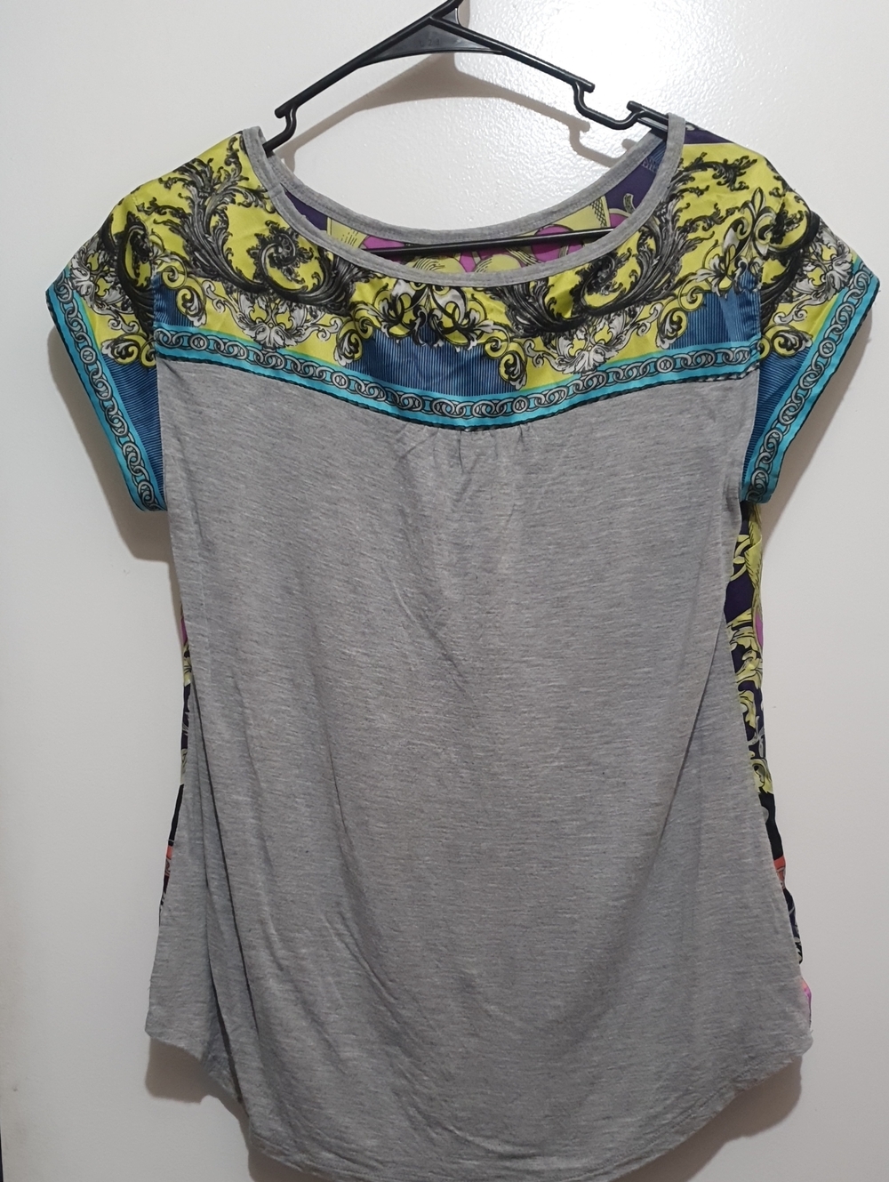 🐞Women's Gray Scoop Neck Top with Yellow & Teal Accent